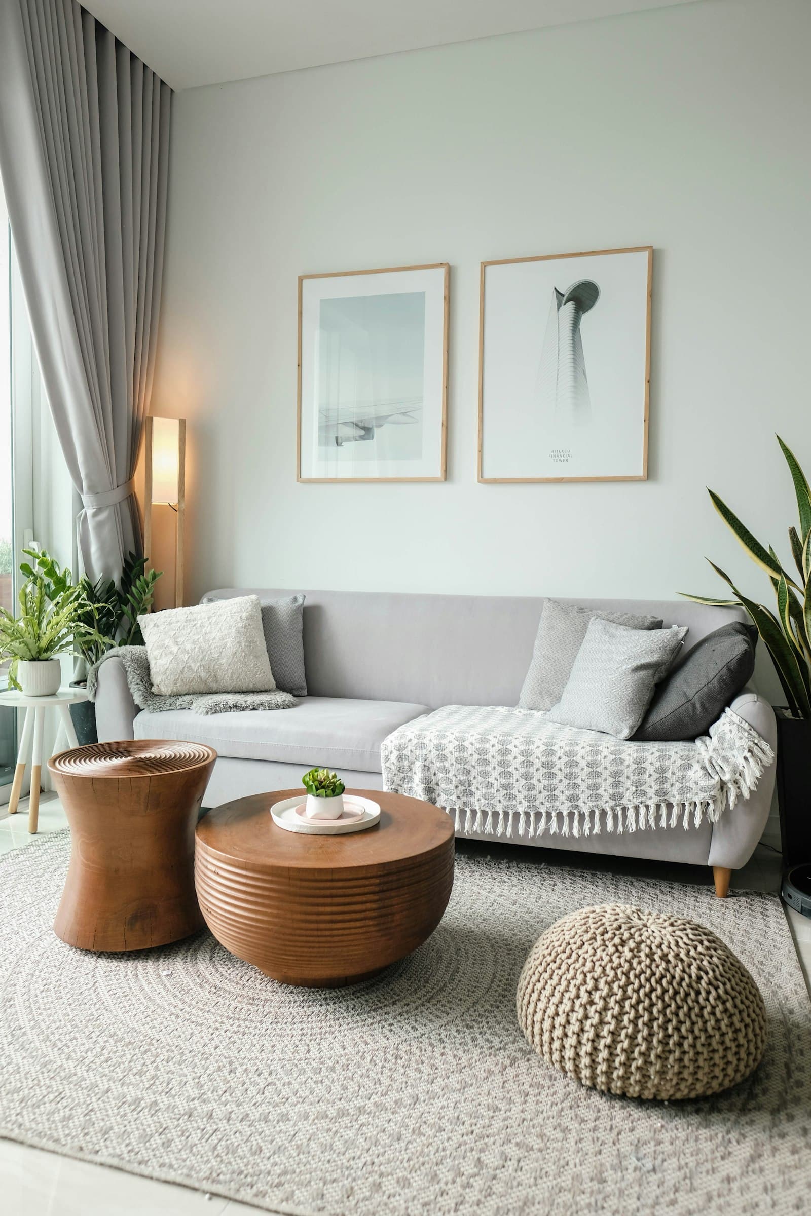Salon lumineux et impeccable devant une grande fenêtre